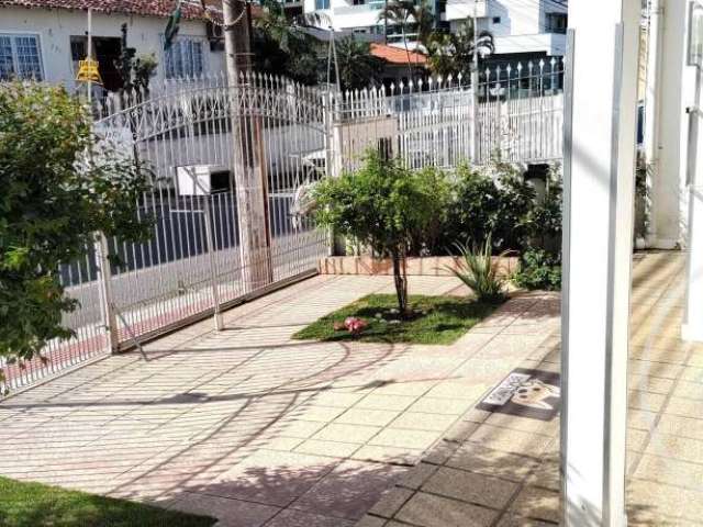 Vendo Casa Plana em Barreiros São José SC três dormitórios suíte, piscina.