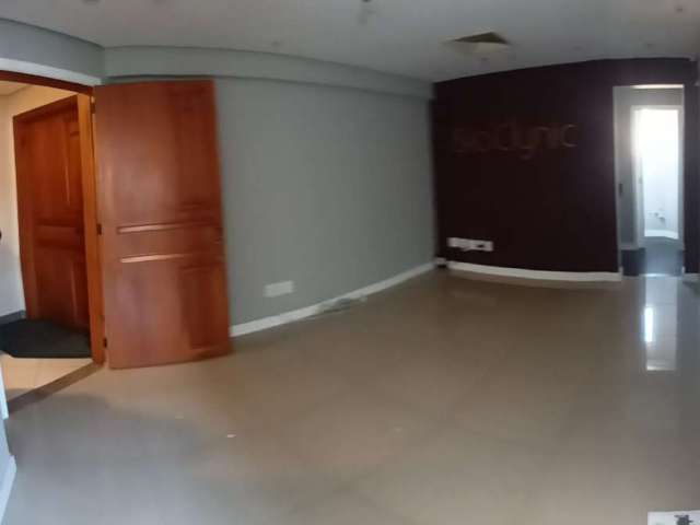 Excelente sala comercial em meio a toda a gama de comodidades do bairro Moinhos de Vento,  dividida em dois ambientes, em drywall,  toda em piso porcelanato, banheiro com acabamento em granito,  ótima