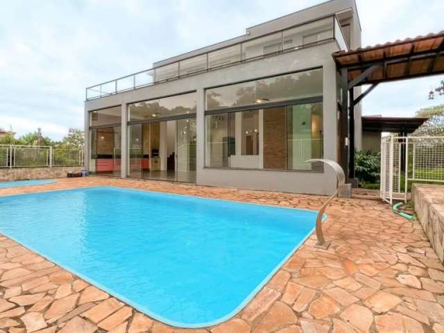 Casa em condomínio à venda, 3 suítes,  330 m²