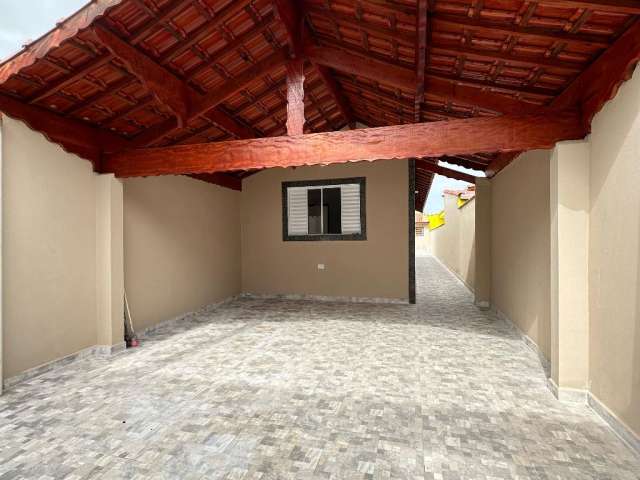 Casa nova com piscina 600 metros da praia