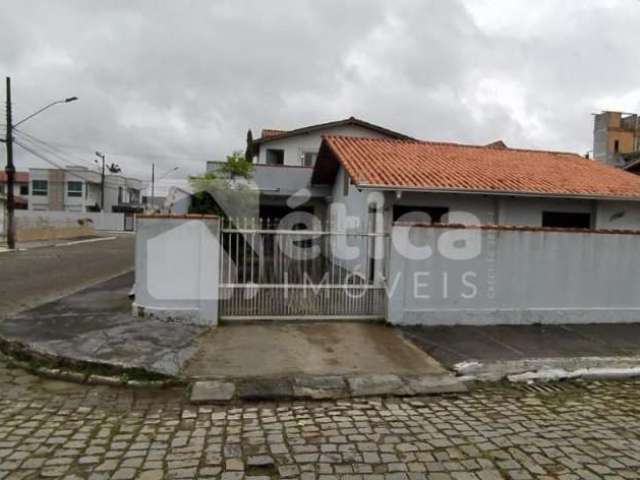 Casa de alvenaria, localizada em região nobre do bairro Cordeiros