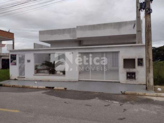 Casa com piscina semi mobiliada e com sala comercial