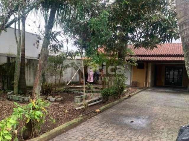 Casa bem localizada, amplo terreno no São João, ITAJAI - SC