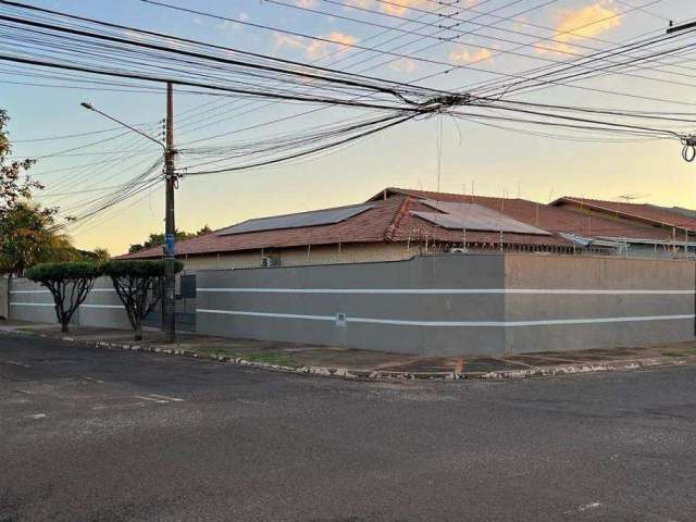 Residência de Esquina à Venda, Rua Dolores, 243, Vila Alba em Campo Grande/MS, 3 Suítes, 198m²