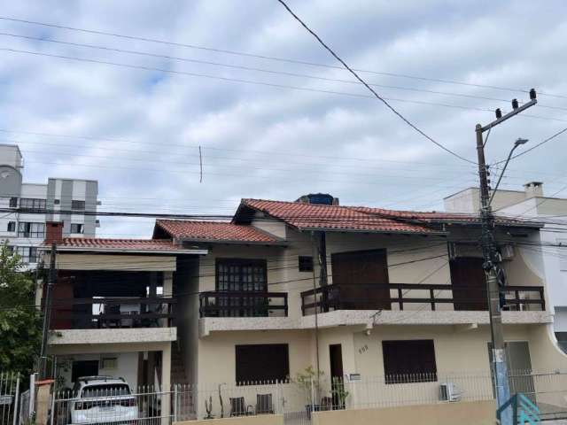 Casa a venda, são 4 casas no mesmo terreno sendo 2 casas de frente, (uma de 3 quartos e a outra de 2 quartos)  em Balneário Camboriú SC