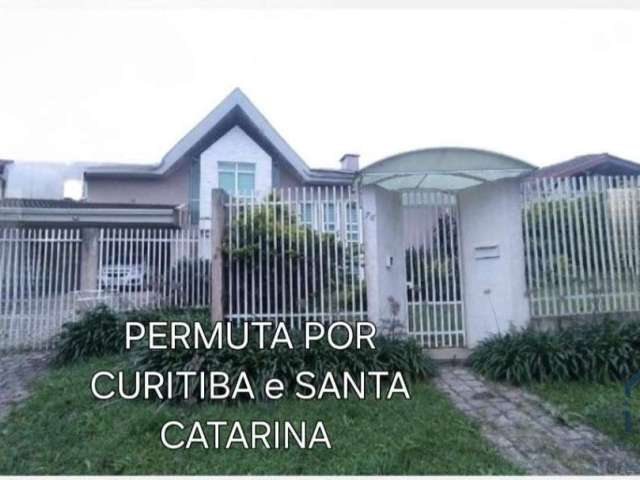 (Estuda imóveis como parte de pagamento) Casa Mobiliada, 03 quartos sendo duas suítes, 04 vagas no Cascatinha/Santa Felicidade em Curitiba PR