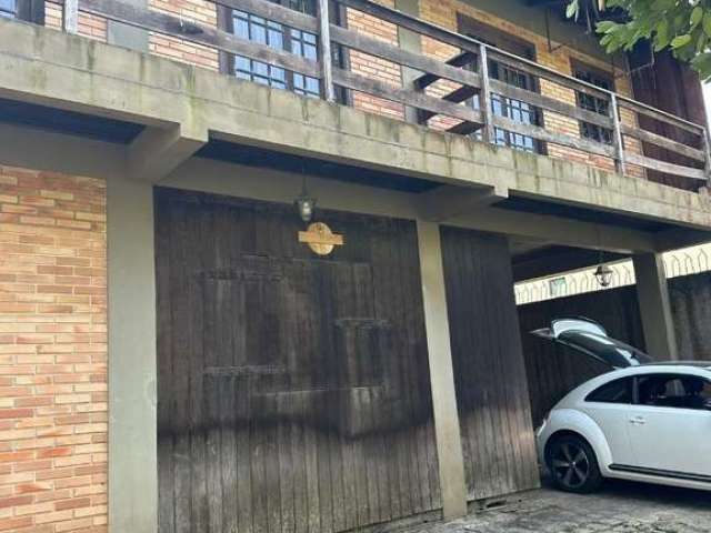 Casa dois pisos 03 quartos c/suíte, 05 vagas, ótima localização, no Barreirinha em Curitiba PR