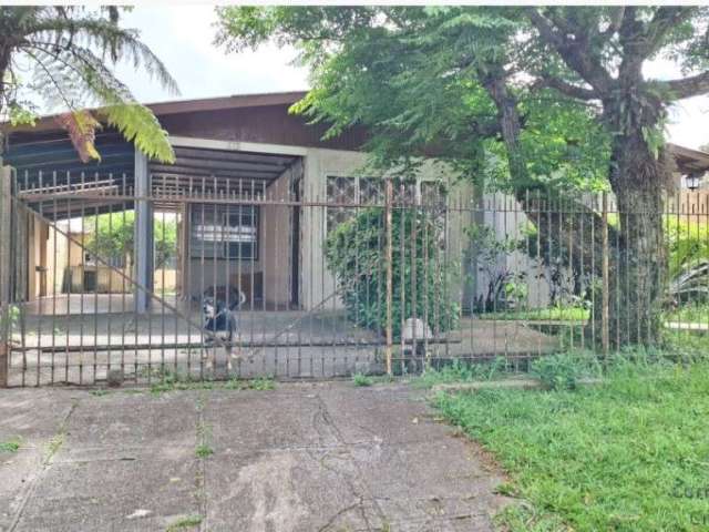 Casa com amplo terreno, 04 quartos c/suíte, 04 vagas, no Tingui/Bacacheri em Curitiba PR