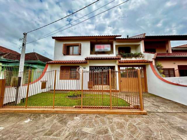 Casa com 3 quartos à venda na Beco Rui Barbosa, 469, Fátima, Canoas, 196 m2 por R$ 940.000