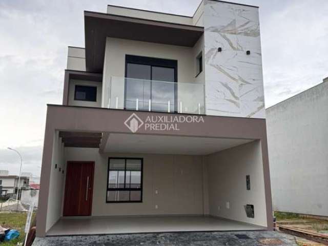 Casa em condomínio fechado com 3 quartos à venda na Avenida Wilson Castelo Branco, 700, Beira Rio, Biguaçu, 164 m2 por R$ 994.000