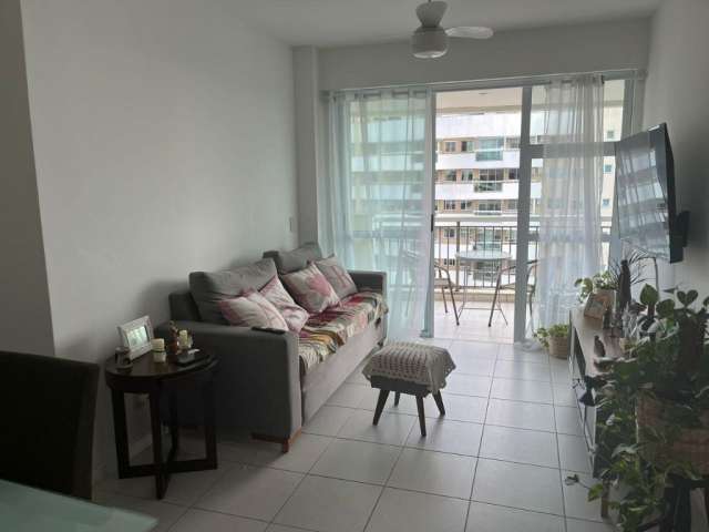 Maravilhoso apartamento em andar alto indevassável com vista livre em condomínio em localização privilegiada na Barra da Tijuca. São 75m² com sala, linda varanda, 2 quartos sendo 1 suíte, banheiro soc