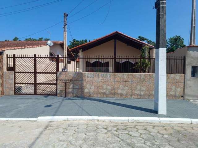 Casa lote inteiro com piscina - itaóca praia de mongaguá