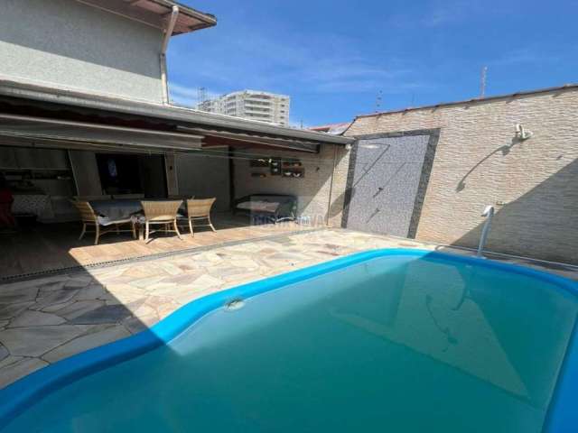 Sobrado de 130m² a 1 quadra do mar, 3 quartos, 1 suíte com sacada, 2 vagas, piscina e churrasqueira