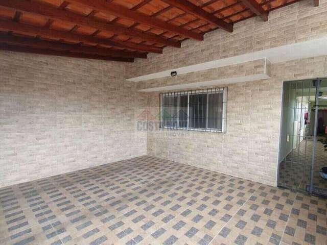 Casa á venda em Itanhaém de 132m² com 2 quartos, 2 vagas de garagem a 300 metros da praia.