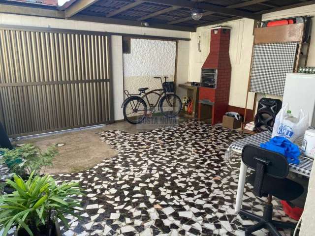 Casa com 2 quartos, garagem, área de serviço.