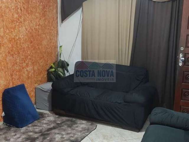 Casa em condomínio com 2 quartos e garagem coberta.