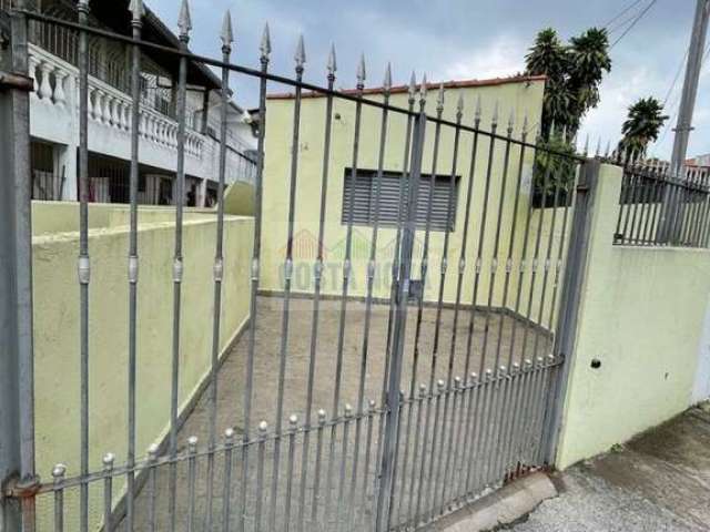 Casa de frente para rua com 2 quartos, banheiro e garagem para locação