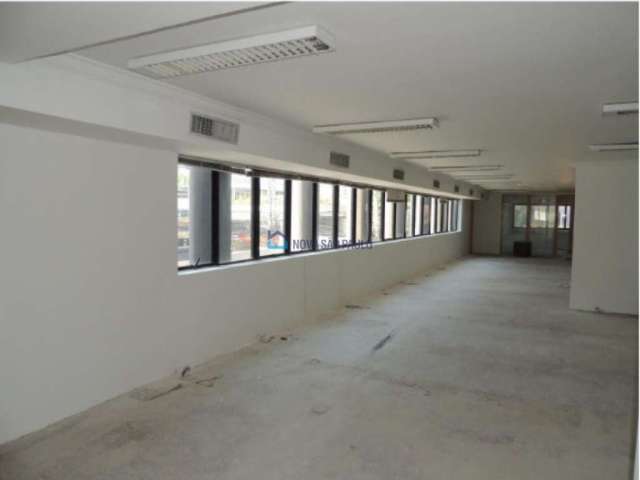 Conjunto comercial com  260 m2, 4 Vagas de Garagem.