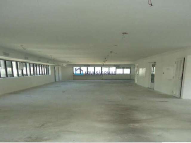 Conjunto comercial com  259,10 m2, 4 Vagas de Garagem.