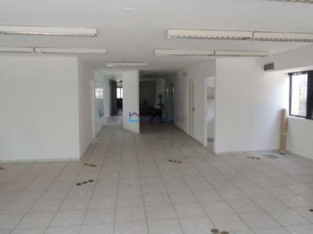 Conjunto comercial com  260 m2, 4 Vagas de Garagem.