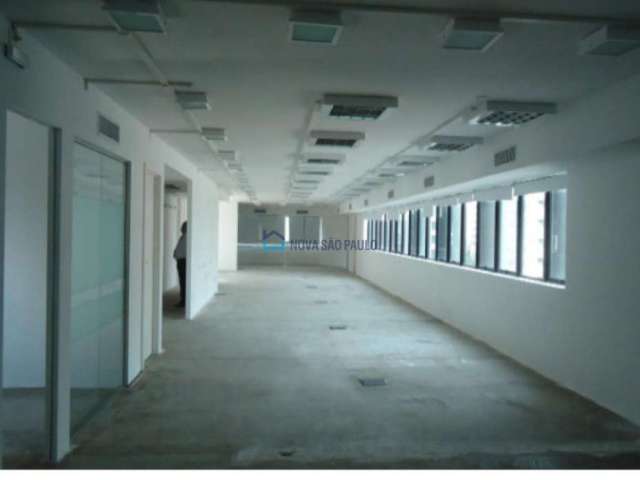 Conjunto comercial com 259m² banheiros, 4 vagas de garagem.