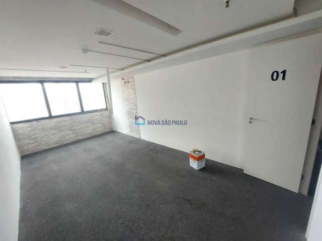 Sala comercial na Praça da Árvore, 114 m²com 04 banheiro e 02 vagas.