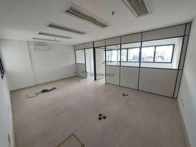 Sala comercial na Praça da Árvore, 58² com 1 banheiro e 1 vaga.