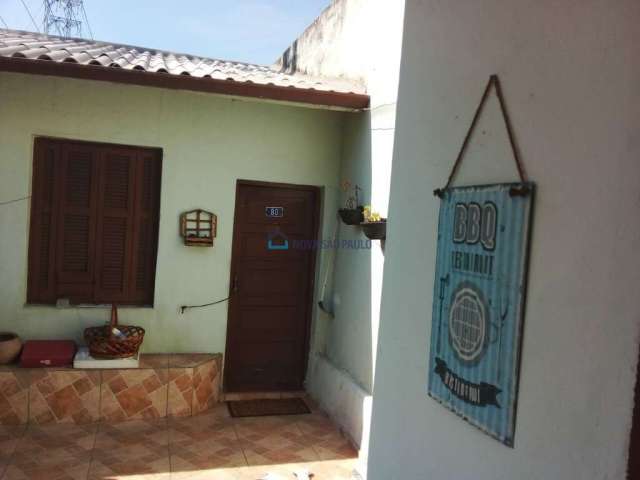 Casa com 3 Quartos, 2 Banheiros e Churrasqueira.