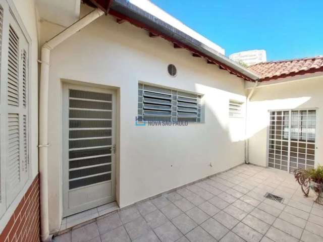 Casa com 02 Dormitórios e 02 vagas - Excelente localização a 500 metros do Metro