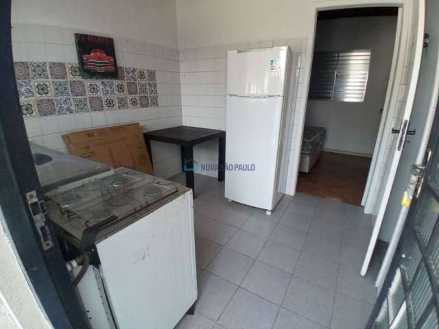 Boa localização, casa térrea com 1 dormitório, cozinha, banheiro, área de serviço, 01 vaga