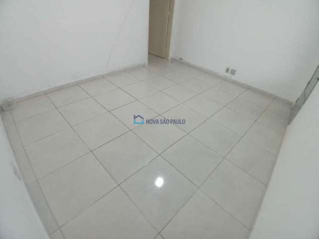 Casa de Vila de 60m² com 2 Dormitórios, sala , 1 banheiro e vaga de garagem coberta