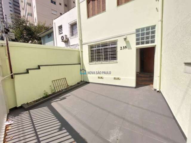 Sobrado de 436m² com 6 salas, 2 banheiros, cozinha, 1 dormitório e 1 vaga de garagem