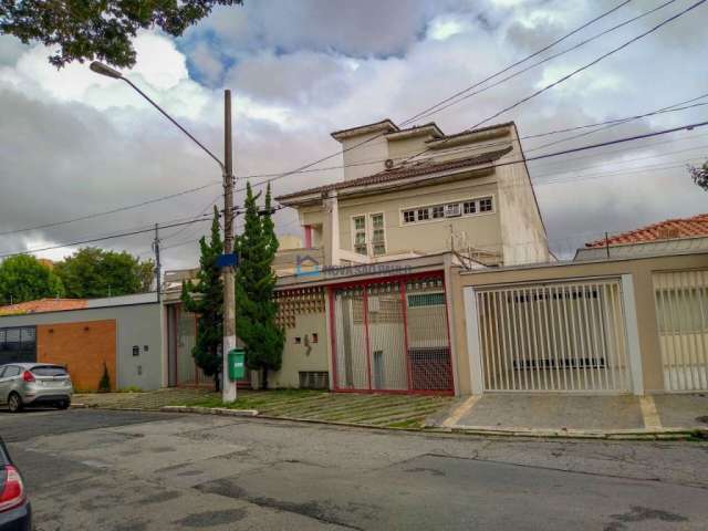 Casa alto padrão com 3 suítes, 7 vagas, churrasqueira  e piscina no Jardim da Saúde.