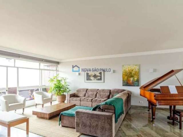 Apartamento 1 por andar, 5 dormitórios, 2 suítes e 3 vagas