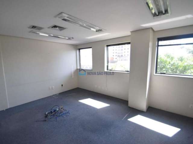 Sala comercial com 200m² com 4 vagas