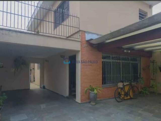 Sobrado com 114 m² com 3 dorms, sendo 1 suíte e edícula nos fundos. Região Cidade Ademar.