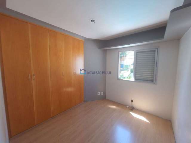 Apartamento Vila Gumercindo com 2 dormitórios, 1 suite e 1 vaga.