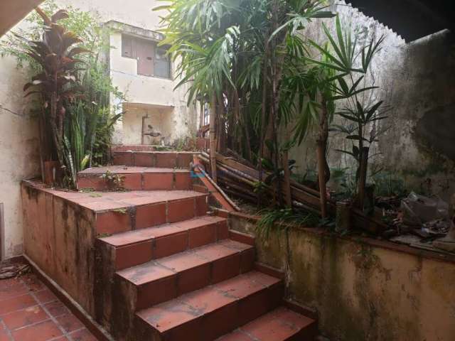 Casa à venda na Vila Brasilina com amplo terreno para reforma ou construção.