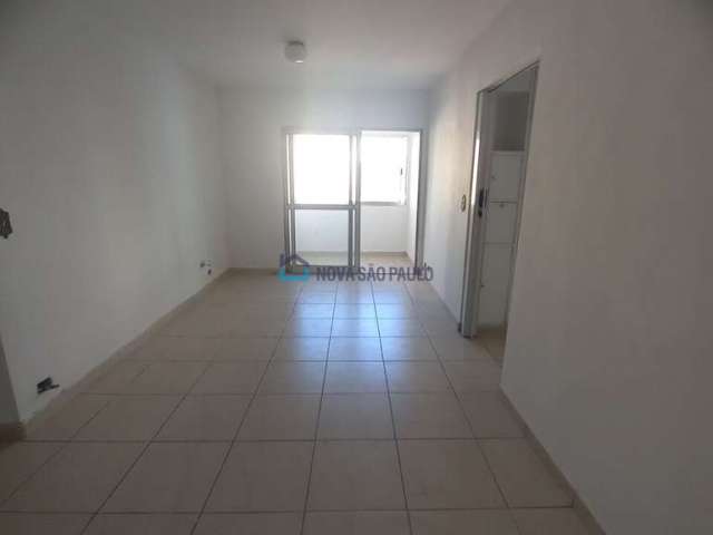 Apartamento Amplo,  80m,2 dormitórios, varanda Fechada.  Aclimação.