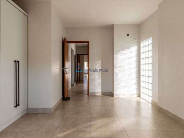 Sobrado 250m²  4 Dormitórios, 5 Vagas - Campo Belo