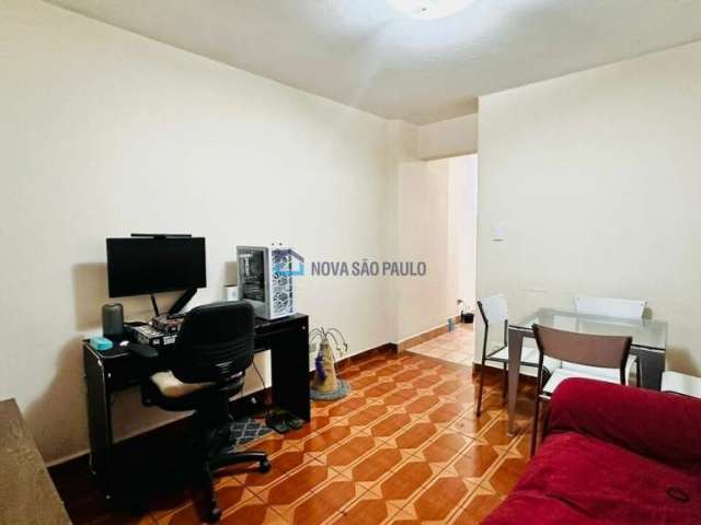 Apartamento de 36m², ao lado do metro Vergueiro, próximo a faculdades e hospitais.