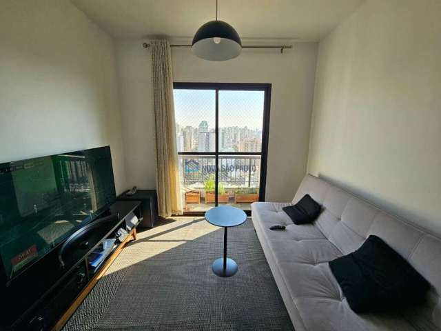 Apartamento de 59 metros, 2 dormitórios, 2 banheiros, sacada na sala, piso de madeira, armários, 1 v