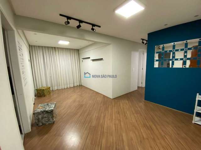 Apartamento metrô saúde, andar mediano, próximo a escolas, bancos, supermercados, hospitais.