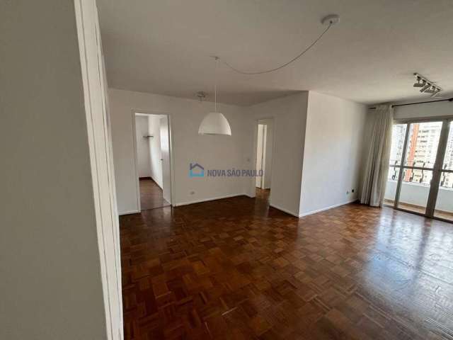 Apartamento com 3 dormitórios em Moema