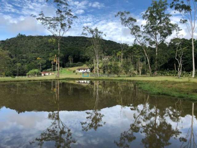 Sítio à Venda em Itapecerica da Serra - Porteira Fechada