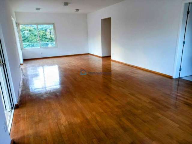 Apartamento 4 quartos, 197 m², 1 por andar, próximo ao metrô.