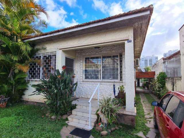 Casa 3 dormitórios à venda no Bairro Vila Ipiranga com 270 m² de área privativa - 3 vagas de garagem