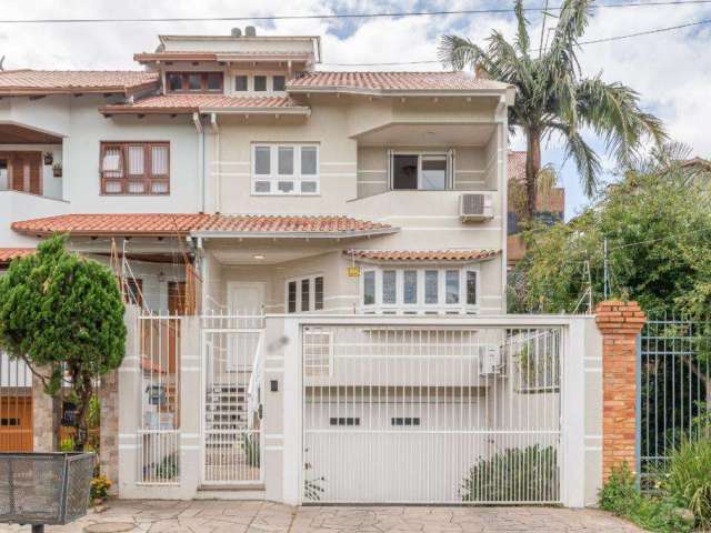 Casa 3 dormitórios à venda no Bairro Jardim Planalto com 308 m² de área privativa - 2 vagas de garagem