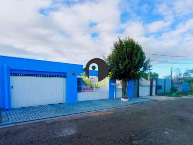 Casa térrea com três dormitórios, área total de 127m² à venda no bairro Cajuru-C