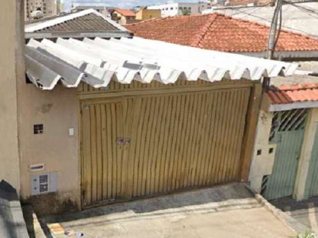 Casa térrea em terreno de m frente X m fundos bem localizada no bairro Vila Isolina Mazzei